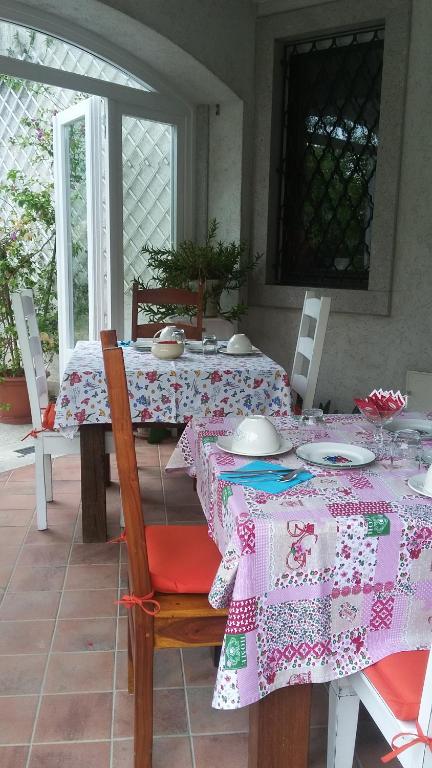 een eetkamer met een tafel met roze en witte tafellaken bij B&B Casa Perini in Villa Vicentina