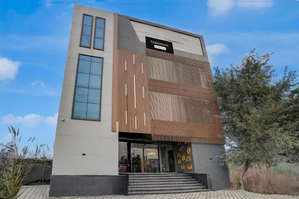 Un edificio con escaleras en frente. en Townhouse Subharti University Meerut Formerly Hotel Celebration, en Panchli