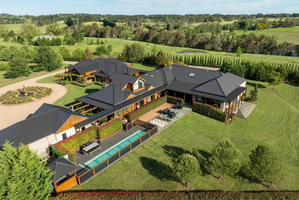 Yuruga, Exeter في Exeter: منظر جوي لمنزل به حوض سباحة