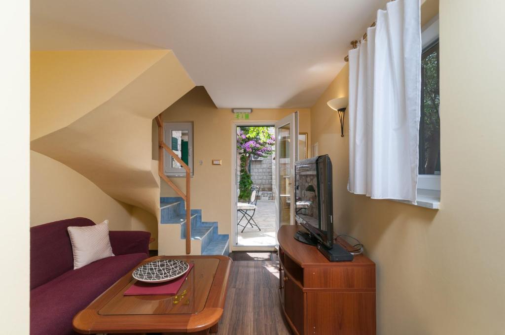 Televízia a/alebo spoločenská miestnosť v ubytovaní Apartments Larsen