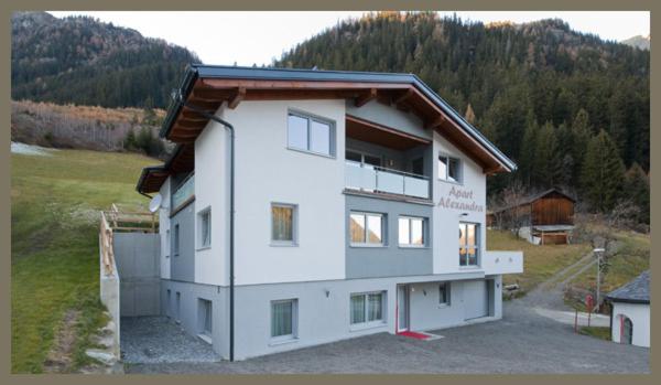 un gran edificio blanco con muchas ventanas en Apart Alexandra, en Ischgl