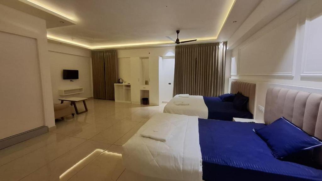 En eller flere senge i et værelse på Aagneyam Grand Resort