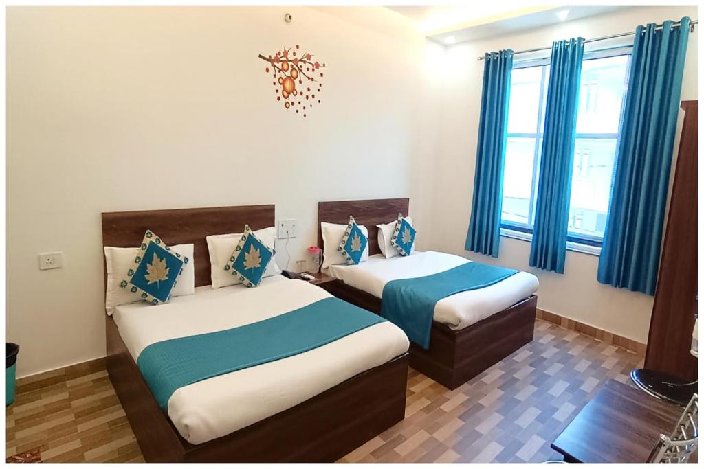 Giường trong phòng chung tại Chaitanya Vihar, Meraden NV Residency near Prem Temple and Bankey Bihari Temple and Premanand Maharaj - Free Wi-Fi -Parking and Restaurant Facilities - Fully Air conditioning Luxuary Room