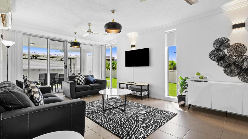 TV/trung tâm giải trí tại Three-Bedroom Apartment at Marquis