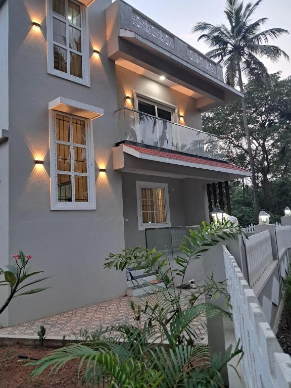 コルバにあるAdi's Villaの白い柵の家