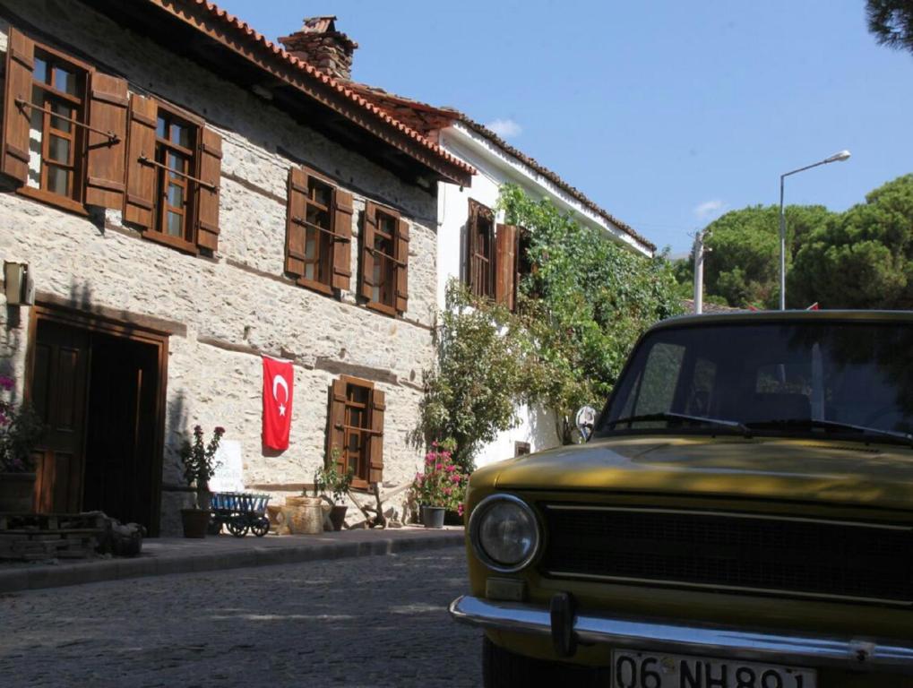 an old car parked in front of a building at Yeni Gelin Evi in Birgi