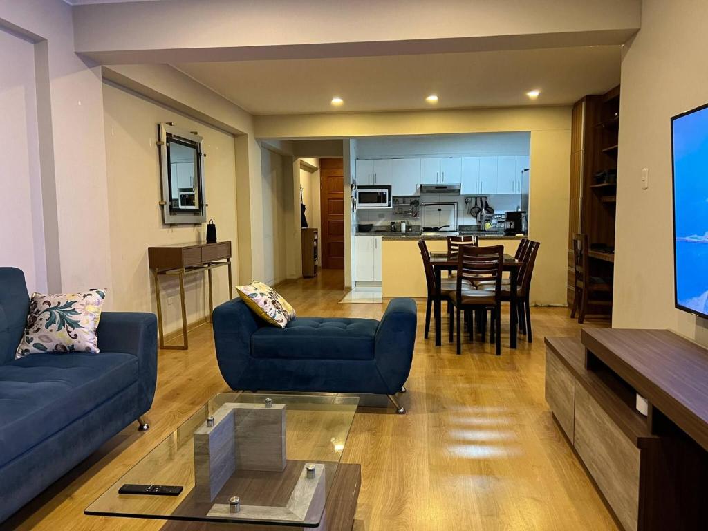 Гостиная зона в Room with 2 beds - Shared Apartment