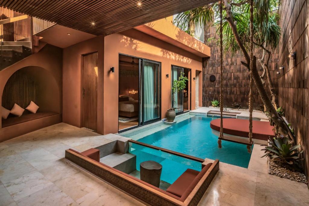 een overloopzwembad in het midden van een huis bij Sana Vie Villa Seminyak by Ini Vie Hospitality in Seminyak