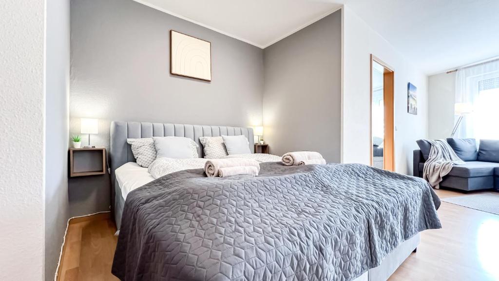 a bedroom with a large bed with two towels on it at Ferienwohnung in der Stadt mit kostenfreier Tiefgarage bis 1,50m Fahrzeughöhe - 2 Doppelbetten, Küche, Bad in Leipzig