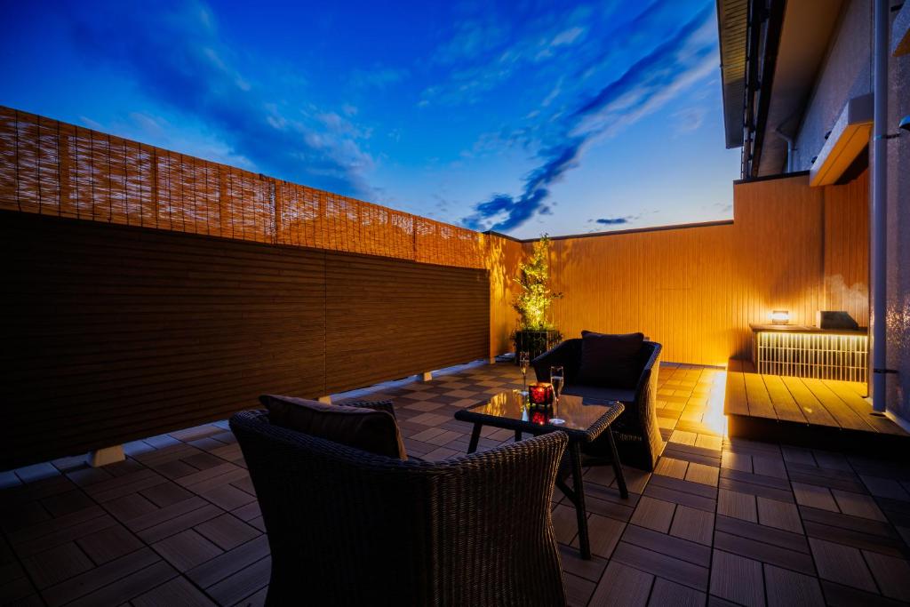 un patio avec une table et des chaises sur un bâtiment dans l'établissement Takinoyu Hotel, à Tendō 67 autres photos