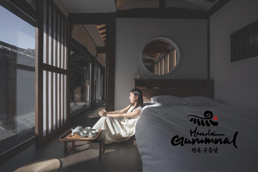 Giường trong phòng chung tại Gurumnal