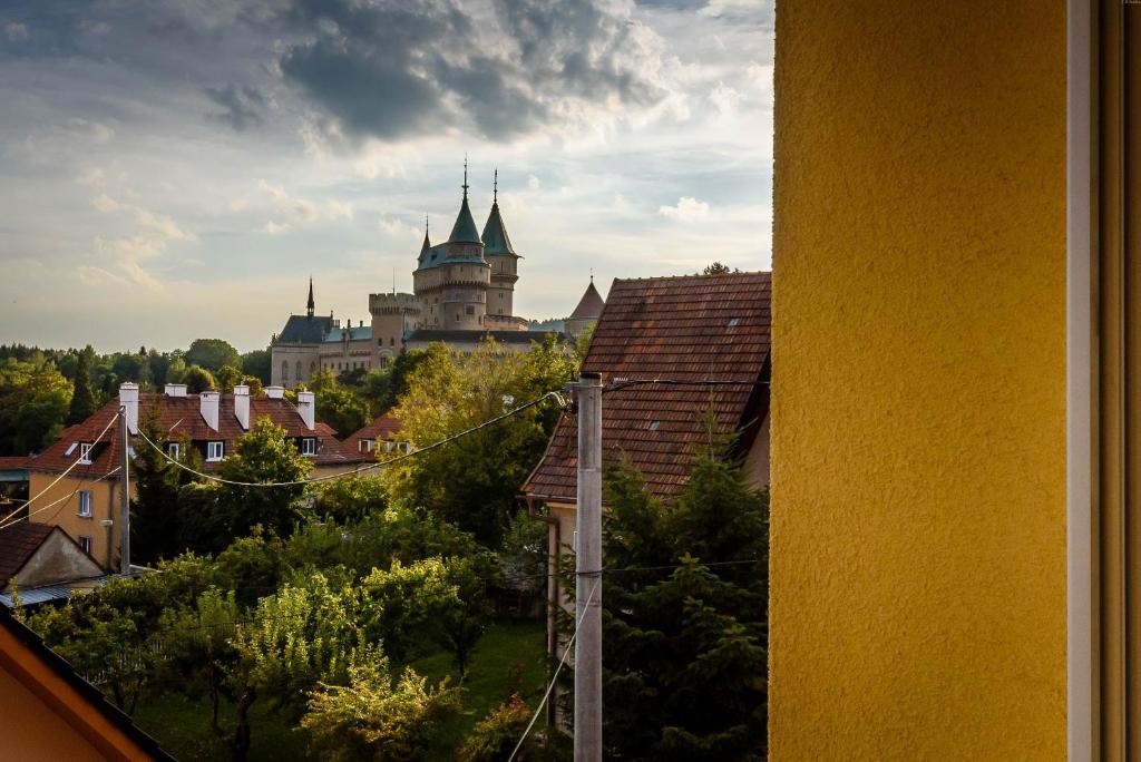 Nespecifikovaný výhled na destinaci Bojnice nebo výhled na město při pohledu z apartmánu