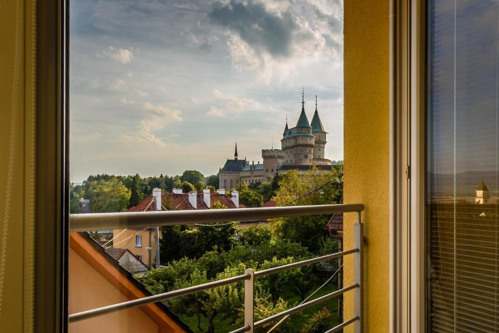 - une vue sur le château depuis sa fenêtre dans l'établissement Apartmany Hujer, à Bojnice