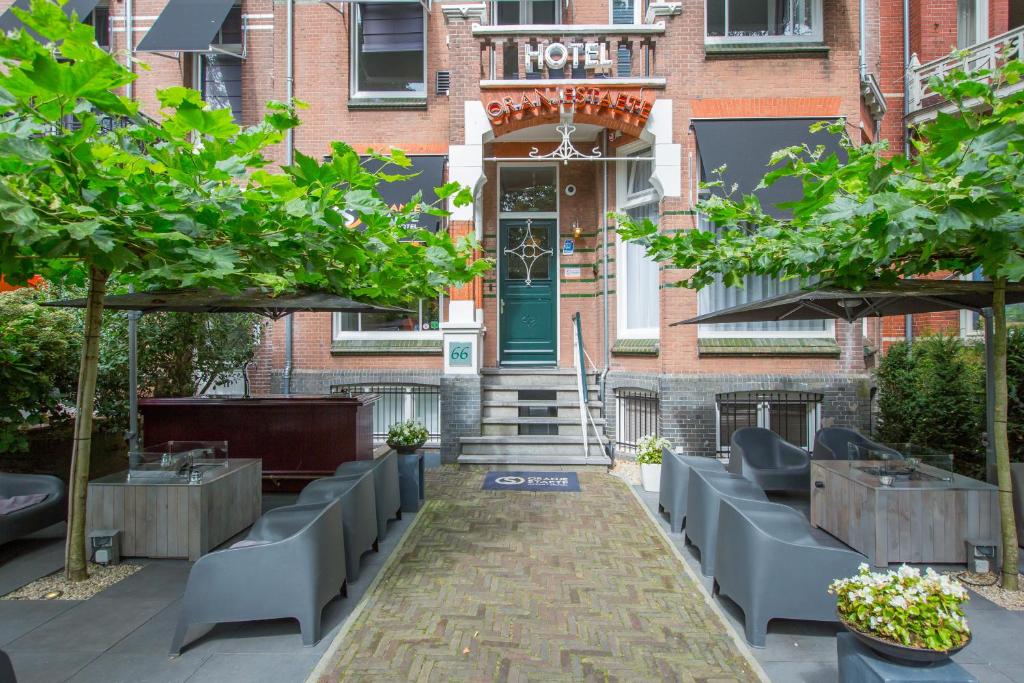 a patio in front of a building with benches at Hotel Oranjestaete in Nijmegen