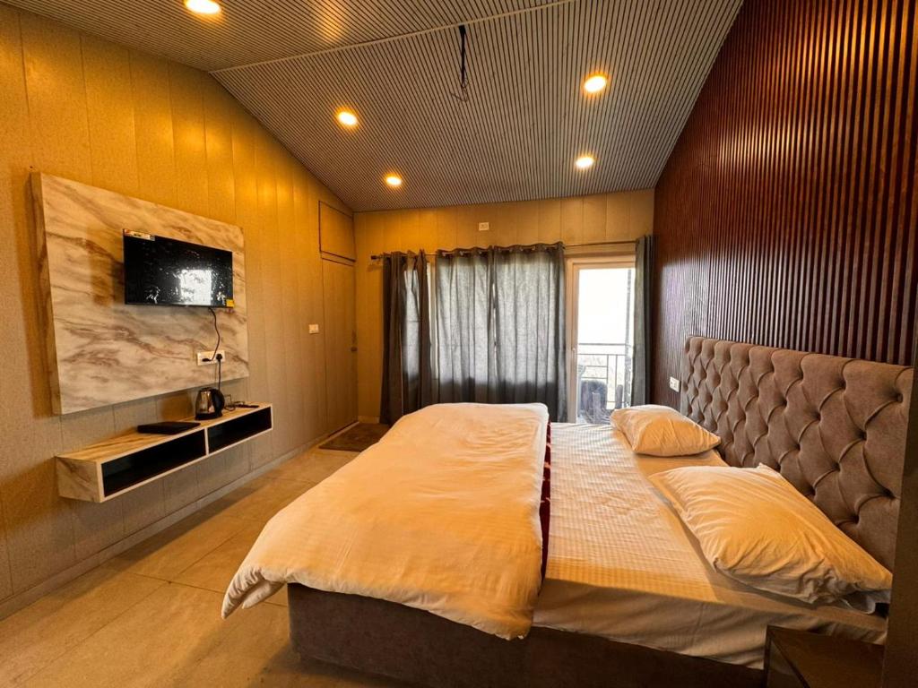 Et tv og/eller underholdning på Dhanaulti The Grand Resort