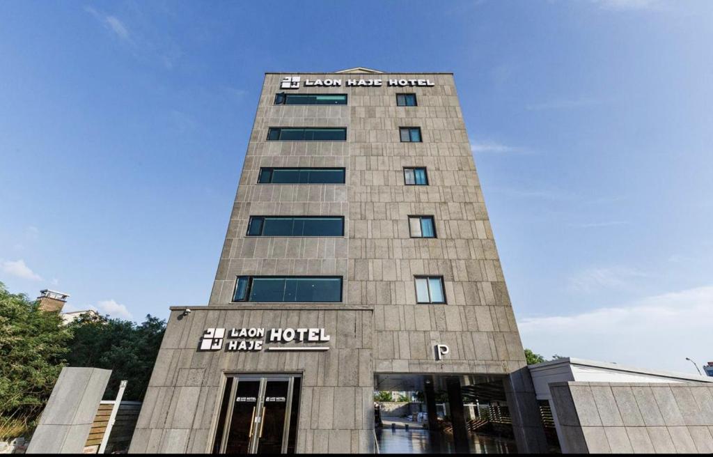 群山市Gunsan LAONHAJE的一座高楼，上面写着“低酒店”字样