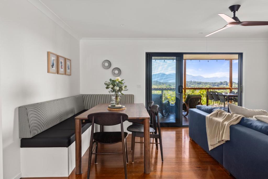 Χώρος καθιστικού στο Kookaburra's Nest - Mountain Views and Luxury Living