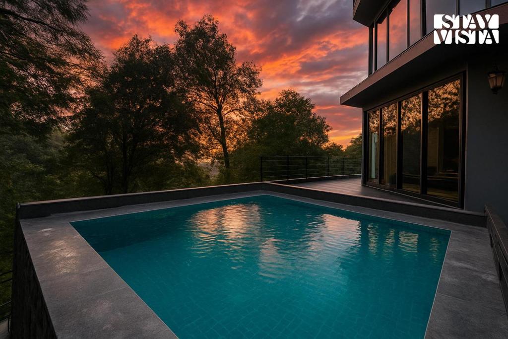 Hồ bơi trong/gần StayVista at Eira Villa with Bonfire, Heated Pool