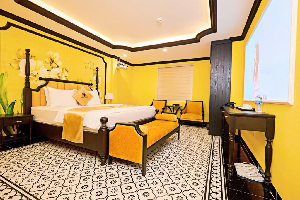 Ένα ή περισσότερα κρεβάτια σε δωμάτιο στο Royal Hotel Hồ Chí Minh