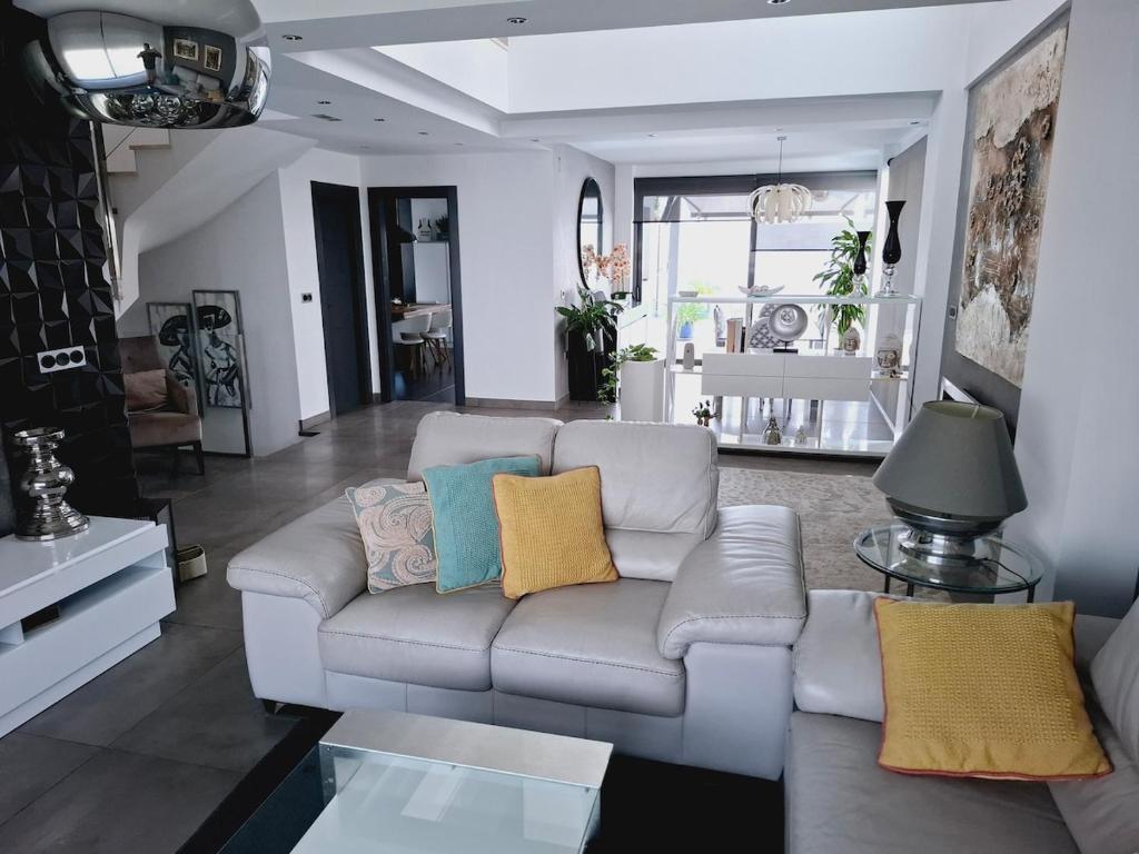 een woonkamer met een bank en een tafel bij Villa Corni in Granada