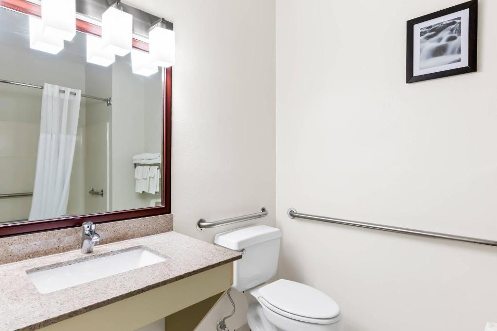 Quality Inn & Suites Springfield Southwest near I-72 photo