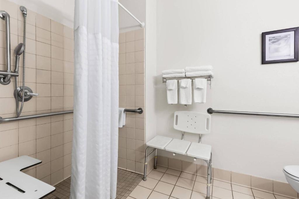 Quality Inn & Suites Springfield Southwest near I-72 photo