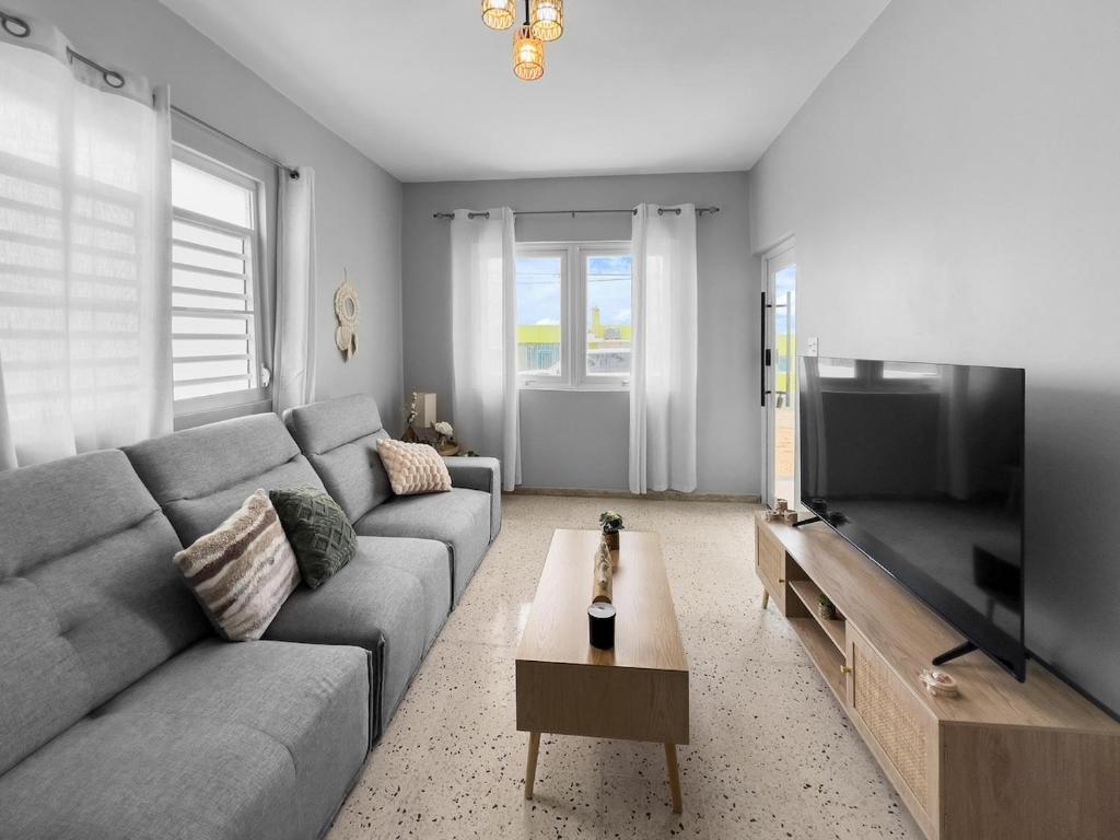 TV/trung tâm giải trí tại La Cueva Apt 1 Boho Oceanfront Escape in Arecibo