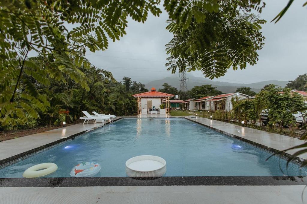 Бассейн в Kaustubh farm by Classy stay или поблизости