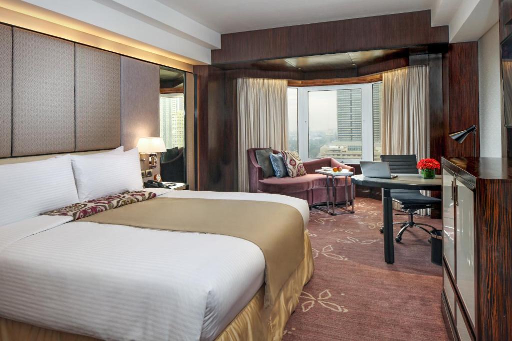 Postel nebo postele na pokoji v ubytování Diamond Hotel Philippines