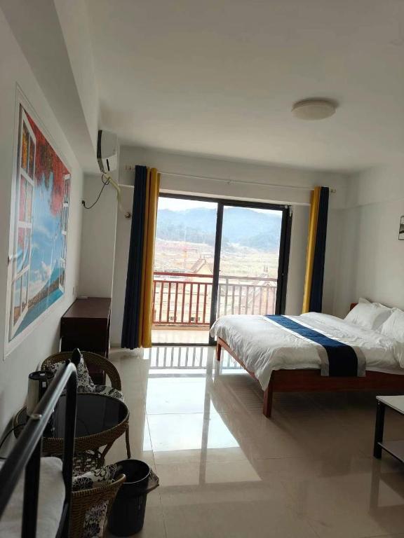 Postel nebo postele na pokoji v ubytování 海鑫宾馆