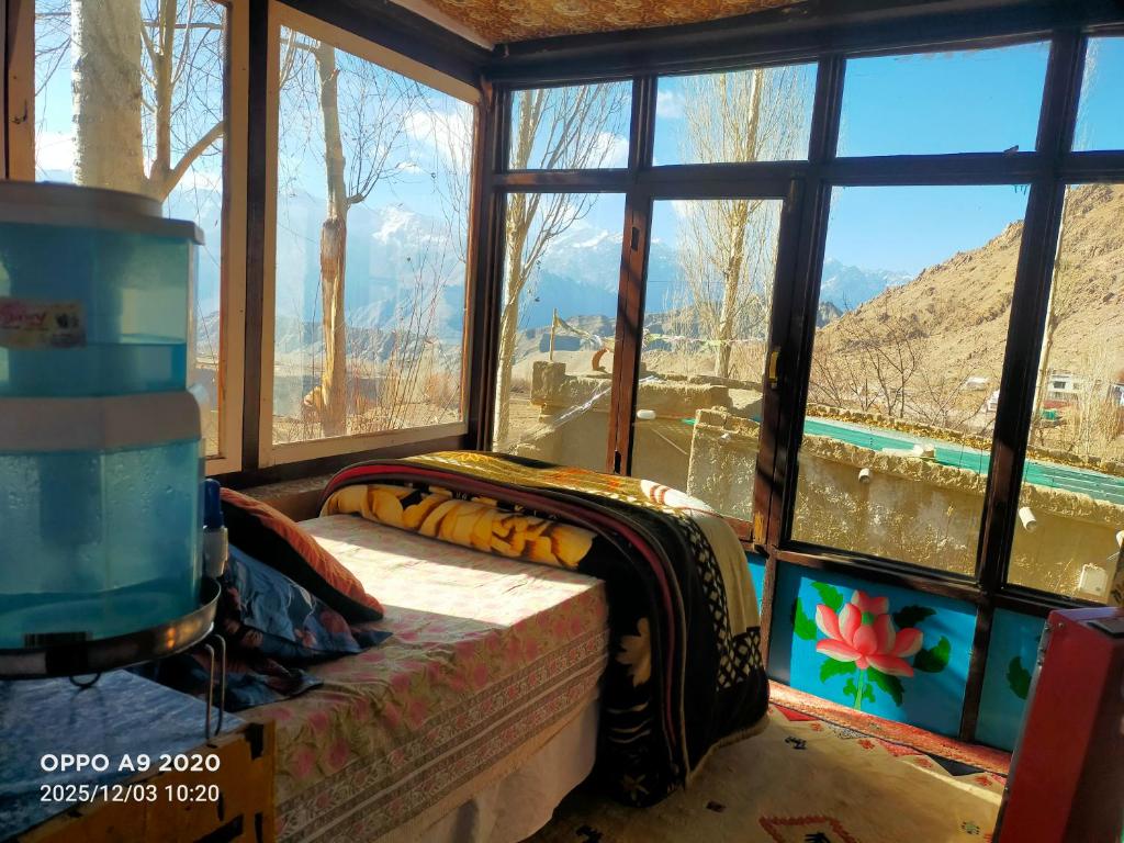 Vista general de una montaña o vista desde la habitación en casa particular