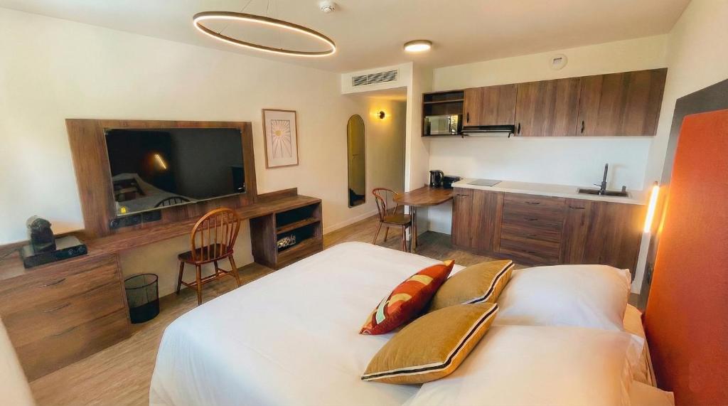 Ένα ή περισσότερα κρεβάτια σε δωμάτιο στο Nehô Suites Saint Jean de Maurienne