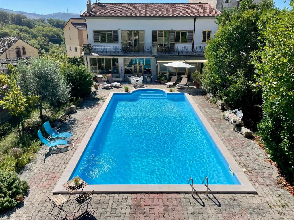 Πισίνα στο ή κοντά στο Luxurious Mountain Villa with Pool in Fairytale-like Puglia