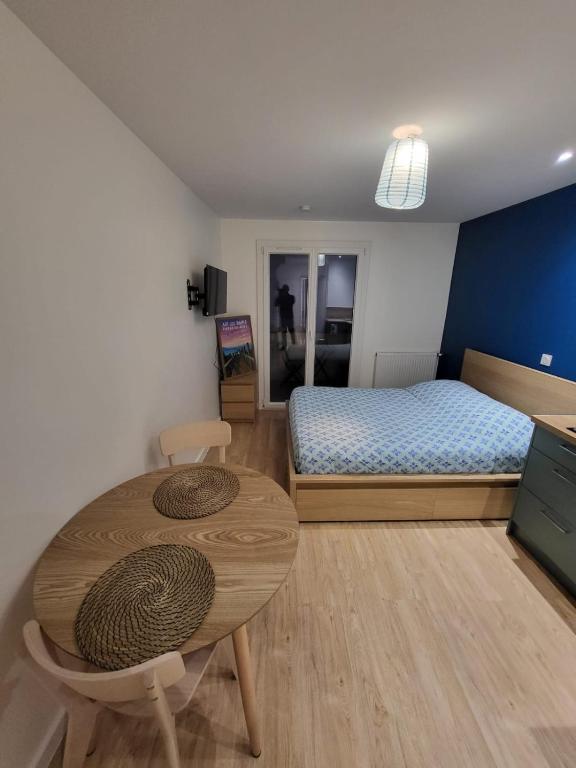 Ένα ή περισσότερα κρεβάτια σε δωμάτιο στο Studio Aix-les-Bains