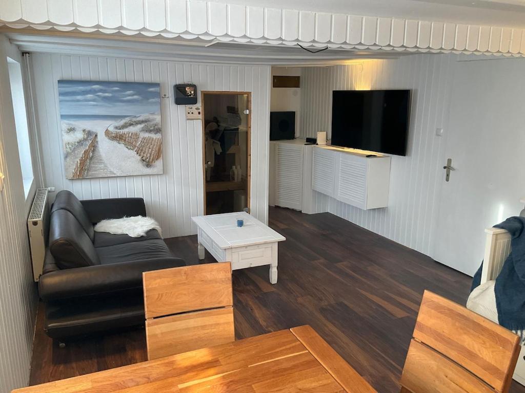 Μια τηλεόραση ή/και κέντρο ψυχαγωγίας στο Apartment mit Sauna und Terrasse