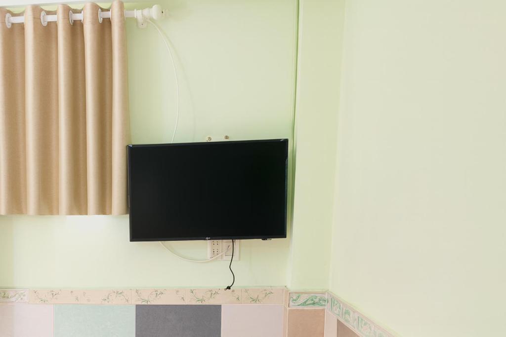 a flat screen tv hanging on a wall at Quang Linh Motel Thanh Hóa in Thanh Hóa