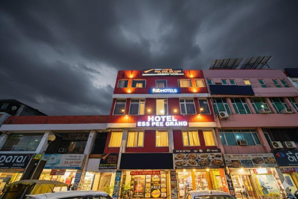 Un hotel con un cartel en la entrada. en FabHotel Ess Pee Grand, en Mohali