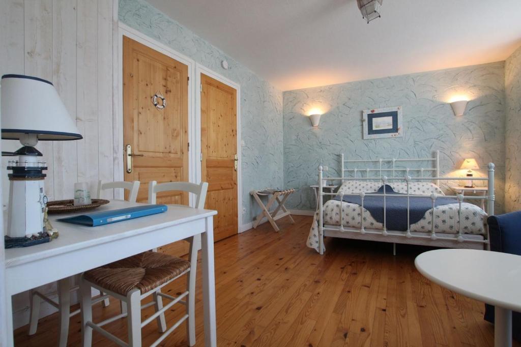 Ένα ή περισσότερα κρεβάτια σε δωμάτιο στο Chambre Les Embruns, Le Petit Ruban