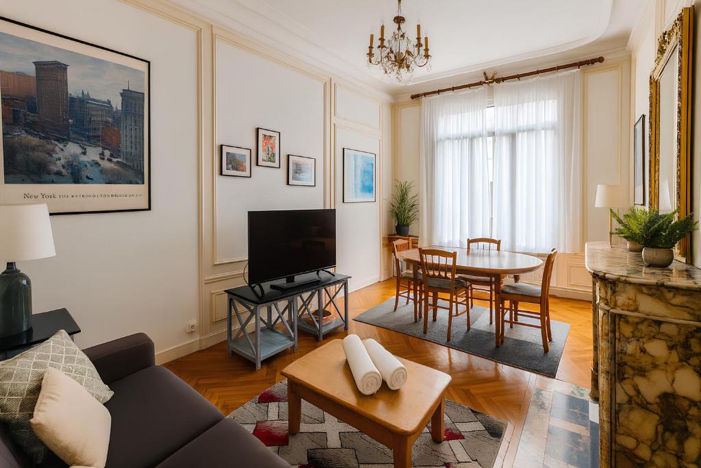 un salon avec un canapé et une table dans l'établissement St André Centre Rouen Standing, à Rouen