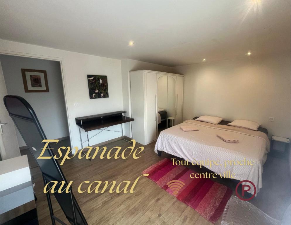 a small bedroom with a bed and a piano at Escapade au canal in Castelsarrasin