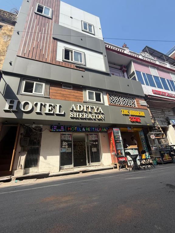 een hotel Alpha Station aan een stadsstraat bij Hotel Aditya Sheraton in Haridwār