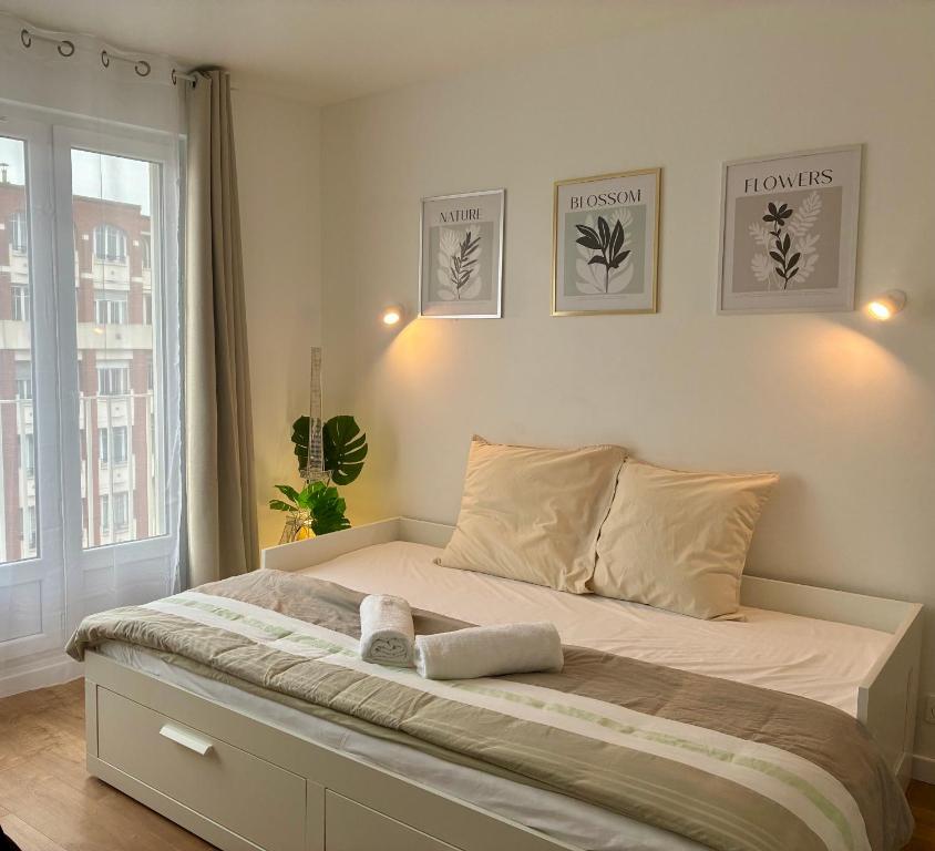 Ένα ή περισσότερα κρεβάτια σε δωμάτιο στο Studio lumineux, 10min de Paris