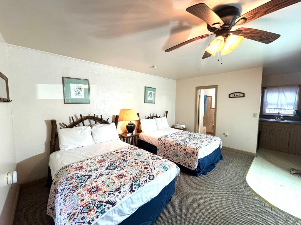 Ένα ή περισσότερα κρεβάτια σε δωμάτιο στο Parkview Lodge & Cabins