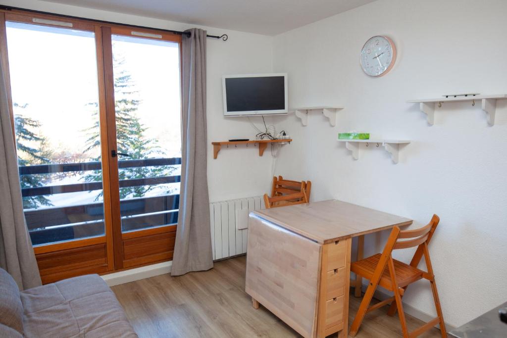 Una pequeña habitación con un escritorio y una ventana. en Studio 1 chambre pied des pistes 24 m2, en Risoul