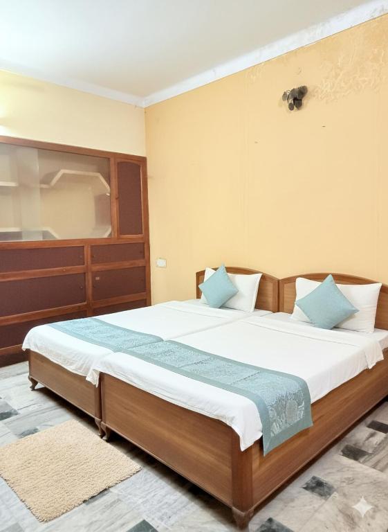 Postel nebo postele na pokoji v ubytování Krishna Kunj