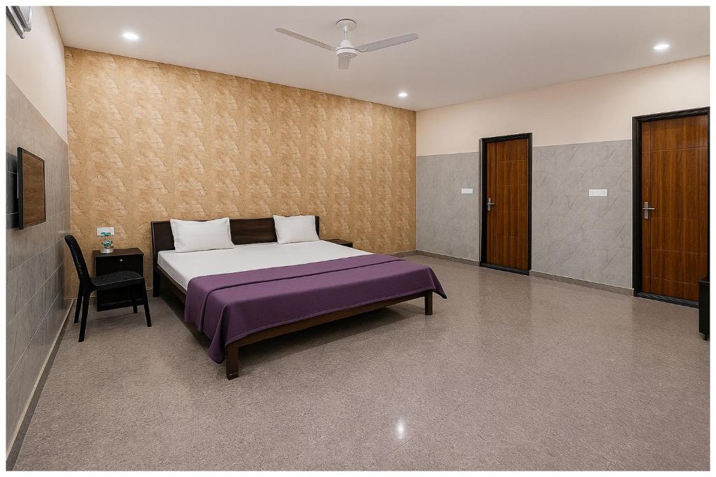 Giường trong phòng chung tại Sunrakh Lane Ashiyana Hotel Shree# Laddoo# Gopal Dham Near Sri Saubhari Rishi Temple pond and Bankey Bihari Temple - Free Wi-Fi With Room Service - Fully Air conditioning Premium Room- Best Hotel In Vrindavan