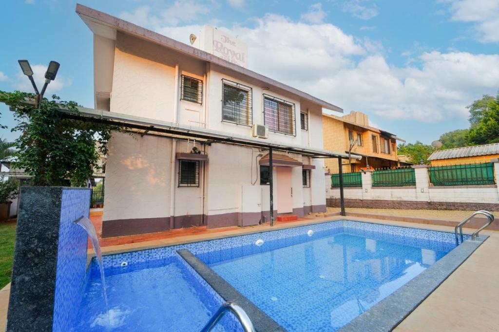 The Royal Villa في بانتشجانى: مسبح امام مبنى