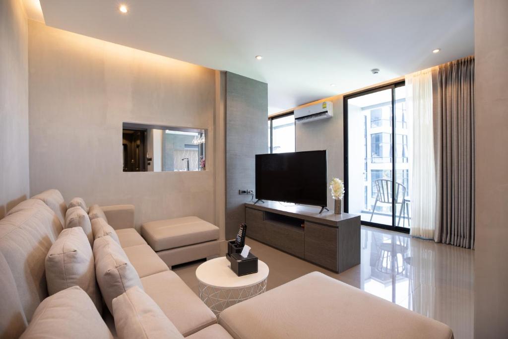 TV/trung tâm giải trí tại 2 BR Apt Pool View - CTG B507-8