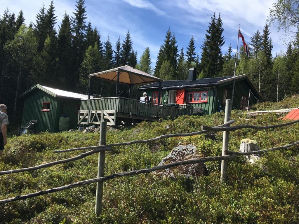una casa su una collina con persone in piedi sul ponte di Øyungen 2 a Namsos