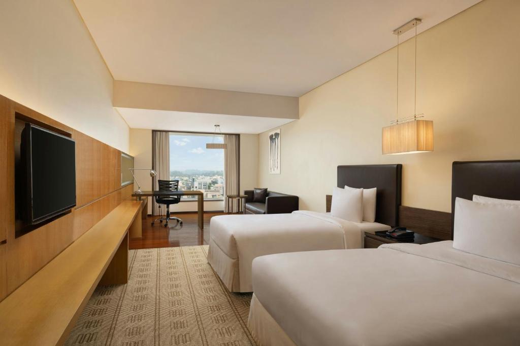 Ένα ή περισσότερα κρεβάτια σε δωμάτιο στο Courtyard by Marriott Bilaspur